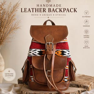 Pode incluir: Mochila de couro artesanal com aba e bolsos de couro marrom. O corpo principal apresenta um padrão tecido colorido em vermelho, branco e amarelo. O texto "HANDMADE LEATHER BACKPACK" está no topo.