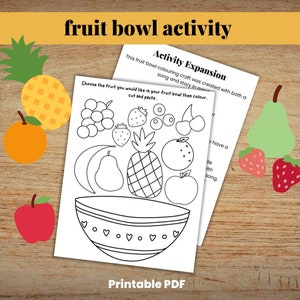 Könnte beinhalten: Eine druckbare Fruchtschalen-Aktivität für Kinder. Das Arbeitsblatt zeigt eine schwarz-weiße Umrandung einer Schüssel und verschiedener Früchte, darunter Ananas, Birne, Banane, Apfel, Trauben, Erdbeeren, Blaubeeren und Kirschen. Der Text "Activity Expansion" und "Choose the fruit you would like in your fruit bowl then colour. Cut and paste." ist auf dem Arbeitsblatt enthalten. Der Text "Printable PDF" befindet sich am unteren Rand der Seite.