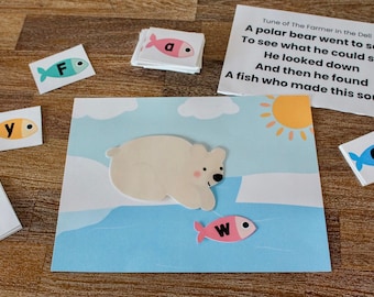 Peut inclure: Un jeu éducatif imprimable pour enfants avec un ours polaire, des poissons et des tuiles de lettres. Le jeu est basé sur la chanson "The Farmer in the Dell".