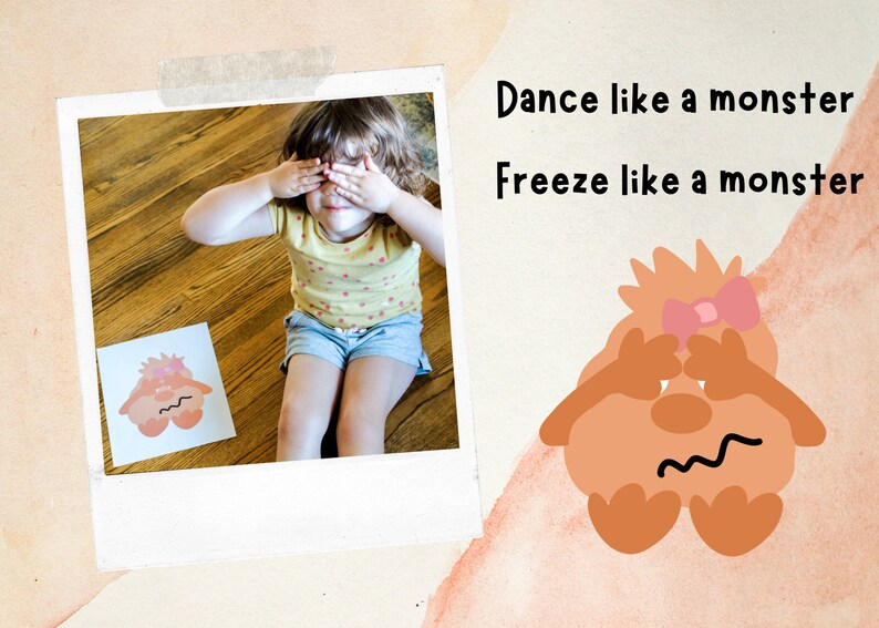 K&ouml;nnte beinhalten: Ein Kind bedeckt sich die Augen mit den H&auml;nden, w&auml;hrend es auf einem Holzboden sitzt. Eine bedruckte Karte mit einem Monster aus einem Cartoon liegt auf dem Boden vor dem Kind. Der Text "Dance like a monster Freeze like a monster" ist in schwarzer Schrift auf einem hellbraunen Hintergrund geschrieben.