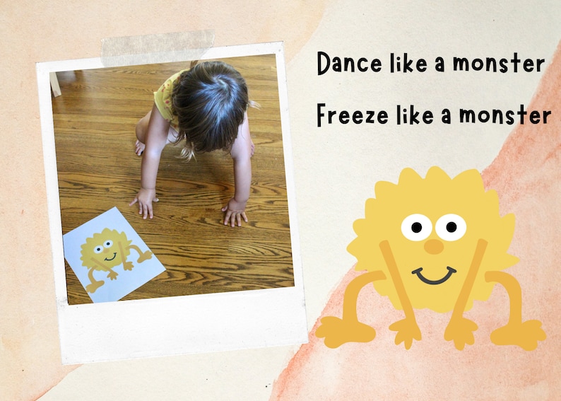 K&ouml;nnte beinhalten: Ein Kind krabbelt auf einem Holzboden und ahmt ein gelbes Monster mit einem l&auml;chelnden Gesicht nach. Der Text "Dance like a monster Freeze like a monster" steht rechts im Bild.