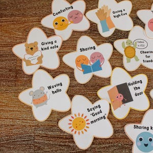 Puede incluir: Un conjunto de diez tarjetas en forma de estrella con ilustraciones y texto. Cada tarjeta presenta una acci&oacute;n positiva diferente, como consolar, dar una palmada en la mano, compartir, animar a los amigos, decir "gracias", saludar, decir "buenos d&iacute;as", sostener la puerta, dar una nota amable y compartir palabras amables.