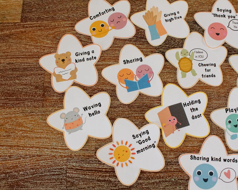 Puede incluir: Un conjunto de diez tarjetas en forma de estrella con ilustraciones y texto. Cada tarjeta presenta una acci&oacute;n positiva diferente, como consolar, dar una palmada en la mano, compartir, animar a los amigos, decir "gracias", saludar, decir "buenos d&iacute;as", sostener la puerta, dar una nota amable y compartir palabras amables.
