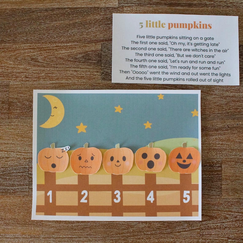 Puede incluir: Una actividad de conteo de Halloween imprimible con cinco calabazas naranjas con diferentes expresiones faciales. Las calabazas est&aacute;n alineadas en una valla marr&oacute;n con los n&uacute;meros del 1 al 5. El texto "5 peque&ntilde;as calabazas" est&aacute; en la parte superior de la p&aacute;gina, seguido de una rima sobre cinco calabazas sentadas en una puerta.