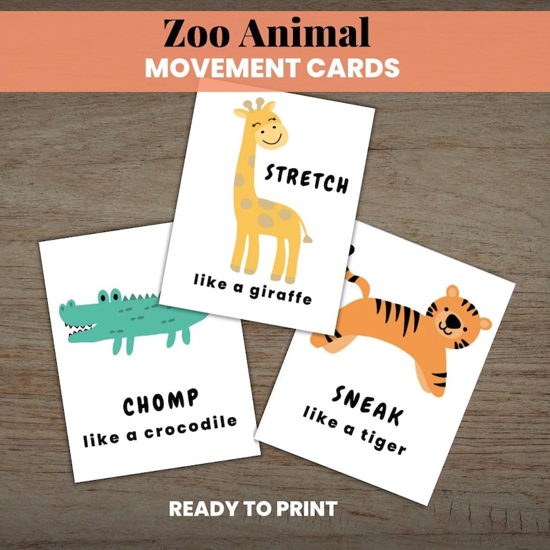 K&ouml;nnte beinhalten: Drei druckbare Karten mit Zootieren und Bewegungsanweisungen. Die Karten zeigen eine Giraffe, ein Krokodil und einen Tiger. Die Giraffenkarte sagt "Strecke dich wie eine Giraffe". Die Krokodilkarte sagt "Schnapp wie ein Krokodil". Die Tigerkarte sagt "Schleiche wie ein Tiger".