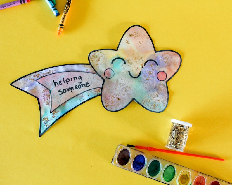 Puede incluir: Una pintura de acuarela de una estrella sonriente con una pancarta que dice "ayudar a alguien". La estrella est&aacute; sobre un fondo amarillo con una paleta de pintura, un pincel y un frasco de purpurina.