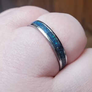 Anel embutido de opala triturado personalizado - estreito (4 mm)
