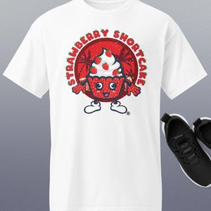 Damska koszulka pół-dopasowana, lekka bawełniana tkanina z grafiką Strawberry Cupcake Hero, słodka koszulka z kreskówkową grafiką do codziennego noszenia