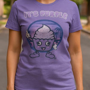 Damska miękka, pół-dopasowana koszulka z grafiką „Its Purple Cupcake Hero”, lekka bawełniana koszulka, słodka koszulka z kreskówkowym wzorem, wygodny krój z bocznymi szwami