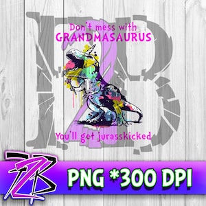 Op de afbeelding: Een kleurrijke dinosaurus met een eenhoornhoorn, die een bloem vasthoudt, met de tekst "Don't mess with Grandmasaurus You'll get jurassikicked" op een houtnerf achtergrond.