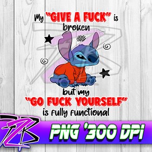 Puede incluir: Gráfico digital de Stitch, un personaje azul con grandes orejas, que lleva una camiseta naranja. El texto en rojo dice: "My 'GIVE A FUCK' is broken but my 'GO FUCK YOURSELF' is fully functional."