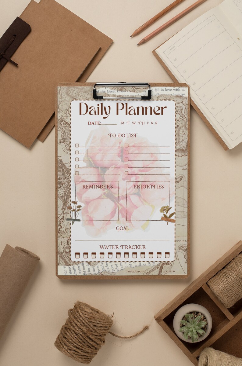 Puede incluir: Un planificador diario con un dise&ntilde;o de mapa vintage y detalles florales. Incluye secciones para listas de tareas, recordatorios, prioridades y un rastreador de objetivos. El planificador tiene un fondo marr&oacute;n con un interior blanco.