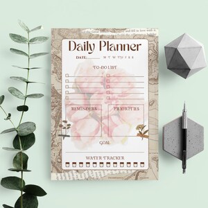 Puede incluir: Un planificador diario imprimible con un fondo de mapa vintage y detalles florales. Incluye secciones para una lista de tareas, recordatorios, prioridades, una meta y un seguimiento del agua.