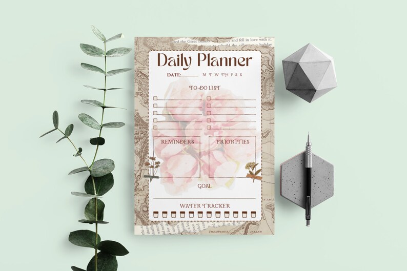 Puede incluir: Un planificador diario imprimible con un fondo de mapa vintage y detalles florales. Incluye secciones para una lista de tareas, recordatorios, prioridades, una meta y un seguimiento del agua.