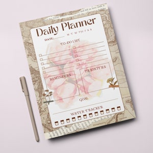 Puede incluir: Una agenda diaria de estilo vintage con un dise&ntilde;o floral. La agenda tiene secciones para listas de tareas, recordatorios, prioridades, objetivos y un seguimiento del agua. La agenda est&aacute; impresa en un fondo beige con un dise&ntilde;o de mapa.