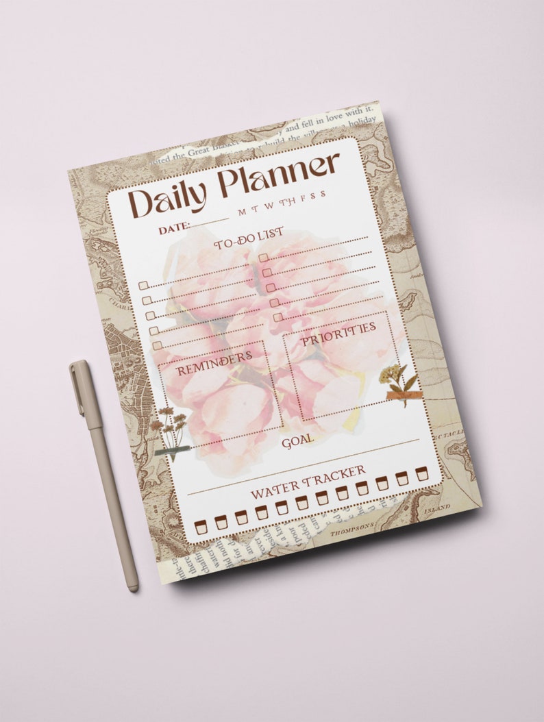 Puede incluir: Una agenda diaria de estilo vintage con un dise&ntilde;o floral. La agenda tiene secciones para listas de tareas, recordatorios, prioridades, objetivos y un seguimiento del agua. La agenda est&aacute; impresa en un fondo beige con un dise&ntilde;o de mapa.