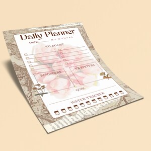 Puede incluir: Un planificador diario imprimible con un fondo de mapa vintage y detalles florales. El planificador incluye secciones para listas de tareas, recordatorios, prioridades, una secci&oacute;n de objetivos y un seguimiento del agua.