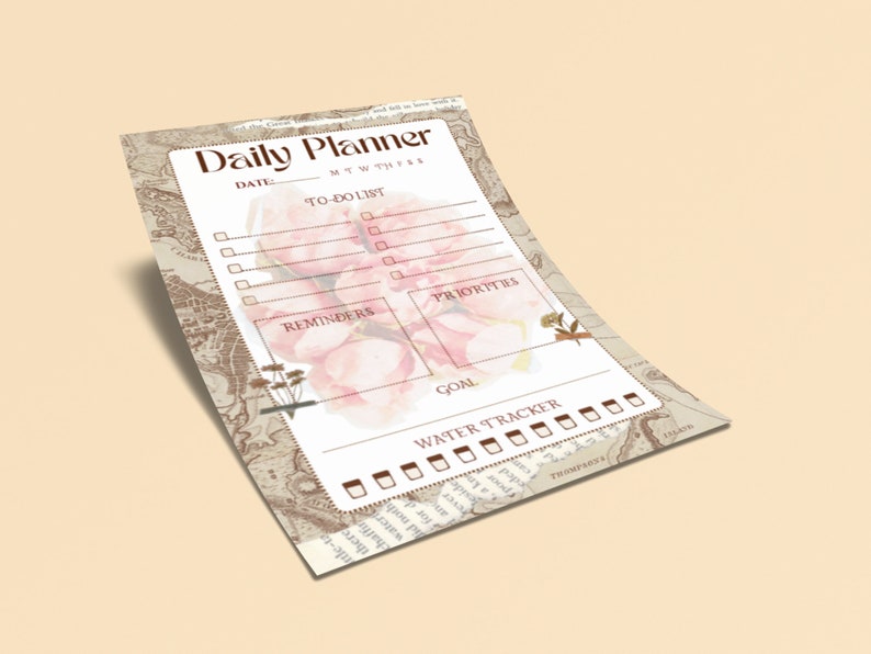 Puede incluir: Un planificador diario imprimible con un fondo de mapa vintage y detalles florales. El planificador incluye secciones para listas de tareas, recordatorios, prioridades, una secci&oacute;n de objetivos y un seguimiento del agua.