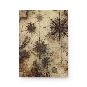 Puede incluir: Un diario con un diseño de mapa vintage. La portada presenta una ilustración detallada de una carta náutica con rosas de los vientos, criaturas marinas y masas terrestres en tonos marrones y beige. El diario tiene forma rectangular.