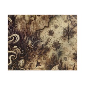 Puede incluir: Un rompecabezas rectangular en tonos sepia con un diseño de mapa náutico antiguo. El mapa incluye rosas de los vientos, criaturas marinas como pulpos y calamares, e ilustraciones estilizadas de elementos submarinos. El tema general es vintage y aventurero.