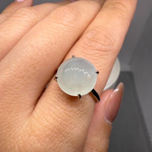 Anillo de jadeíta natural genuina de 12,5 mm con cabujón grande en plata de ley, grado A, ajustable, origen Birmania, gota de rocío translúcida, verde azulado pálido.