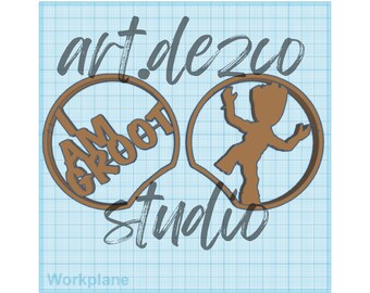 Pode incluir: Um cortador de biscoitos marrom e preto com o texto "I AM GROOT" em um círculo à esquerda e uma silhueta de Groot dos Guardiões da Galáxia em um círculo à direita. O texto "art.deco studio" está escrito em itálico preto acima dos cortadores de biscoitos.