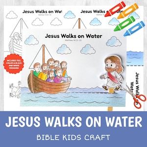 以下が含まれることがあります： 「Jesus Walks on Water, Matthew 14:22-33」と題された紙の工作キット。茶色のボートに乗った複数の人物、青い海、雲、そして棒に取り付けられたイエスの切り抜きが描かれています。赤、オレンジ、緑、青のクレヨンが含まれています。