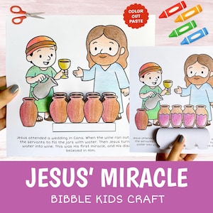 Può includere: Un foglio di attività artigianali per bambini con un'illustrazione a cartoni animati di Gesù che compie un miracolo. L'immagine mostra Gesù con delle giare e una persona che versa acqua. Il testo recita "JESUS' MIRACLE" e "BIBBLE KIDS CRAFT".