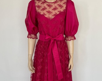 Robe de bal rose fuchsia à manches bouffantes