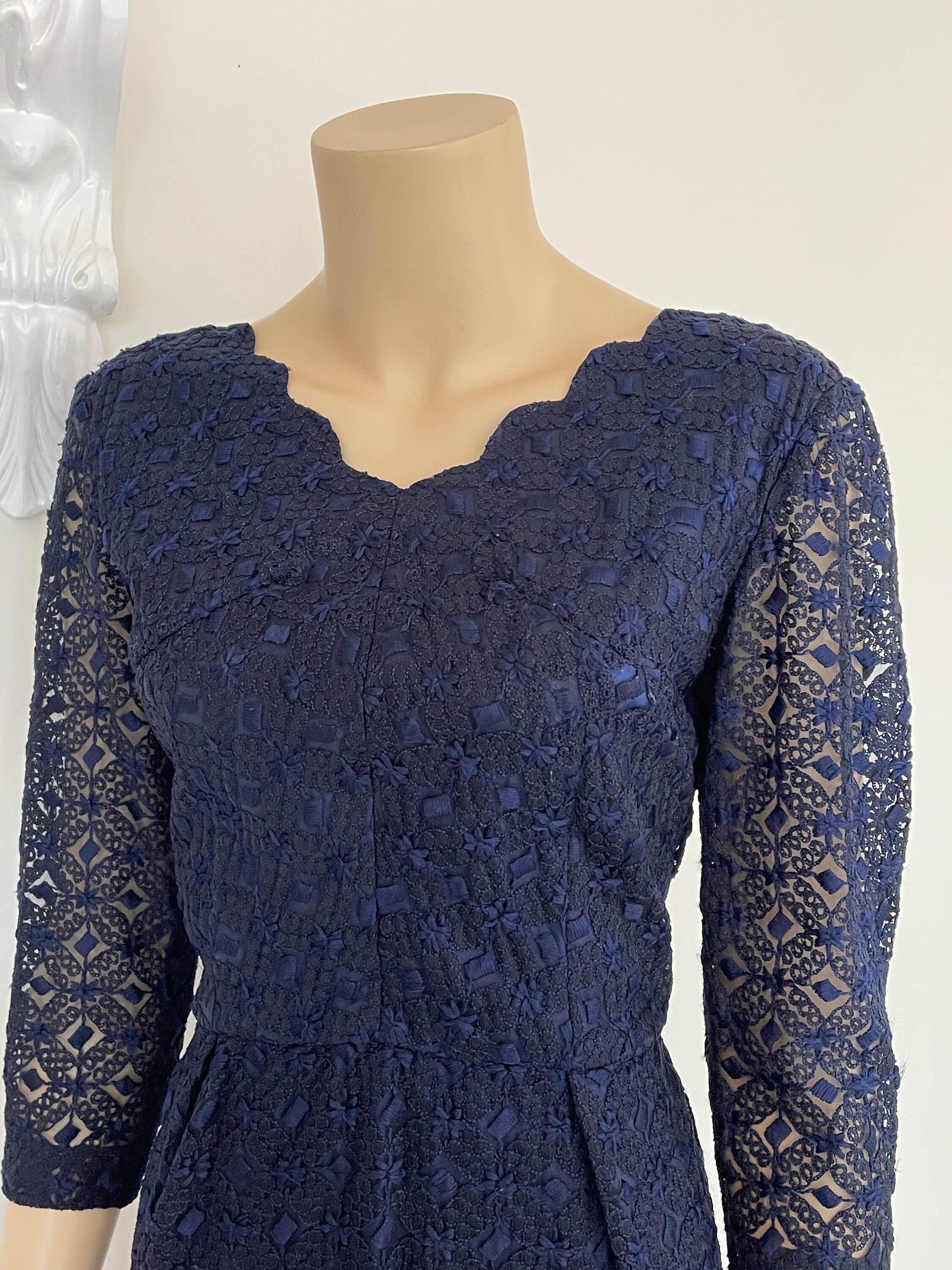   イブニングドレス NAVY LACE TOP DRESS Navy Lace Top Maxi Dress with Open Back and Side Slit | Maxi