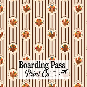 Op de afbeelding: Een herhalend patroon van bruine kalkoenen in witte geschulpte ovale kaders met strikken, tegen een achtergrond van verticale bruine en crèmekleurige strepen. De tekst Boarding Pass Print Co staat in het midden met een klein vliegtuigicoon.
