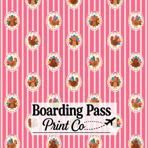Può includere: Un motivo ripetitivo di tacchini marroni con piume della coda colorate, ciascuno racchiuso in una cornice ovale smerlata bianca su uno sfondo a strisce verticali rosa e bianche. Il testo Boarding Pass Print Co è centrato.