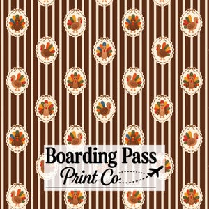 Op de afbeelding: Een herhalend patroon van bruine en witte verticale strepen met crèmekleurige, cirkelvormige, geschulpte kaders met bruine kalkoenen. De tekst Boarding Pass Print Co staat in het zwart gecentreerd met een klein vliegtuigicoon en een stippellijn.