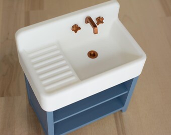 Dettaglio Casa Bambole Legno 55mm Dolls House Pompa Dell'acqua & Secchio Per Lavandino Da Cucina O Accessorio In Miniatura Da Cortile - Italia Accessorio Miniatura 1:12 Melody Jane