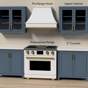 Pode incluir: Um design de cozinha com uma cozinha profissional branca com porta de forno preta, ladeada por arm&aacute;rios azuis e uma bancada branca. Acima, uma exaustor branco e arm&aacute;rios superiores azuis completam a configura&ccedil;&atilde;o. Os detalhes dourados adicionam um toque de eleg&acirc;ncia.