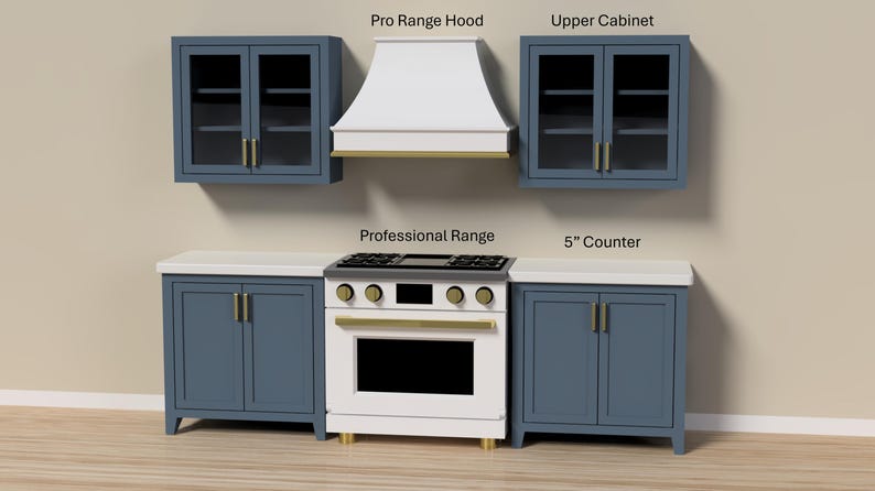 Pode incluir: Um design de cozinha com uma cozinha profissional branca com porta de forno preta, ladeada por arm&aacute;rios azuis e uma bancada branca. Acima, uma exaustor branco e arm&aacute;rios superiores azuis completam a configura&ccedil;&atilde;o. Os detalhes dourados adicionam um toque de eleg&acirc;ncia.