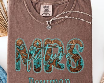 Western Future Mrs Tee, Brautdusche aus Spitze für rustikale Hochzeit, personalisiertes Land Braut T-Shirt, individuelles Junggesellinnenabschieds-Shirt