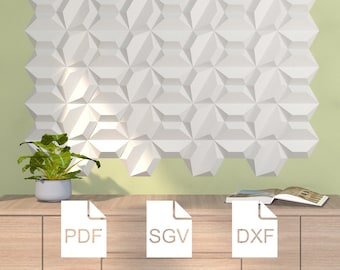 Op de afbeelding: Een wit 3D-wandpaneel met een geometrisch patroon van overlappende zeshoeken. Het paneel is gemonteerd op een lichtgroene muur boven een houten plank met een boek en een plant in een pot. De afbeelding toont ook drie pictogrammen voor downloadbare bestanden: PDF, SVG en DXF.
