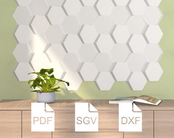 Op de afbeelding: Een wit zeshoekig wandpaneel gemaakt van 3D-tegels. Het paneel is gemonteerd op een lichtgroene muur. Een kleine plant in een pot staat op een houten oppervlak voor het paneel. Drie bestanden met de labels "PDF", "SVG" en "DXF" liggen op het oppervlak.