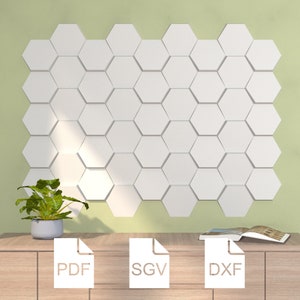 Puede incluir: Un patrón de pared de azulejos hexagonales blancos con una pared verde detrás. Los azulejos están dispuestos en un patrón escalonado. Hay una pequeña planta en maceta delante de la pared y una mesa de madera con tres iconos de archivos en ella. Los iconos de archivos están etiquetados como "PDF", "SVG" y "DXF".