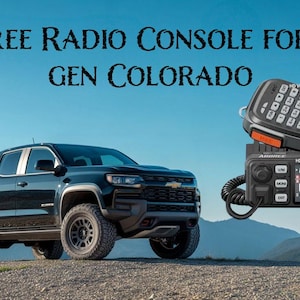 Peut inclure: Un pick-up noir avec des pneus tout-terrain garé sur une colline. Une console radio avec un microphone est affichée au premier plan. Le texte "ABBREE RADIO CONSOLE FOR 2ND GEN COLORADO" est en haut.
