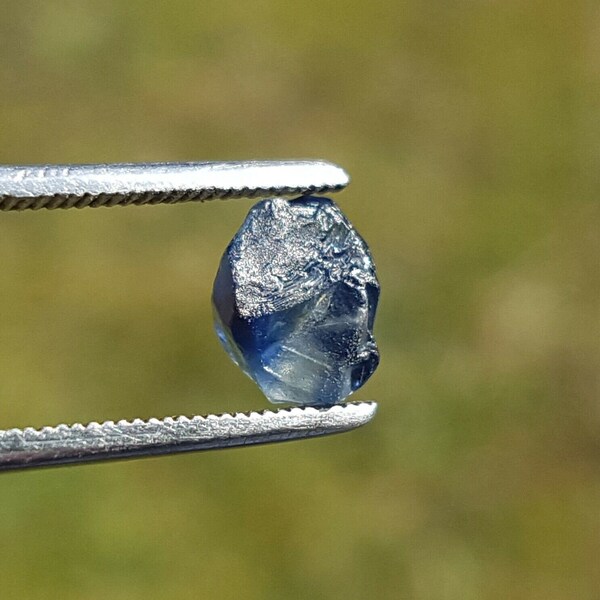 Raw blue sapphire from Tanzania 2.20ct rough gemstones blue sapphire unheated Tanzania