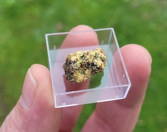 Gummite de Bellezane Haute-Vienne France Minéraux dans mini boite rare mineral uranophane autunite très beau spécimen box 28mm x 28mm x 22mm
