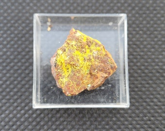 Uranophane-Beta Le Limouzat France Minéraux dans mini boite rare mineral uranophane autunite très beau spécimen box 28 mm x 28 mm x 22 mm