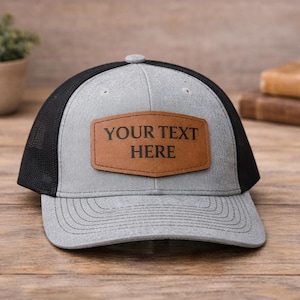 Könnte beinhalten: Rustikales Holzschild mit dem Text "Welcome to our home" in handschriftlichem Stil. Das Schild hat eine Used-Optik und ein schlichtes, einladendes Design, perfekt für eine Veranda oder einen Eingangsbereich.
