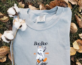 Maglietta Boo Boo Crew, maglietta da infermiera, maglietta da infermiera fantasma, maglietta da infermiera spettrale di Halloween, maglietta da infermiera ricamata, maglietta da infermiera del pronto soccorso