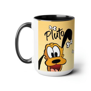 Peut inclure: Mug en céramique blanche avec Pluto, le chien de dessin animé Disney, avec une anse et un intérieur noirs. Le mug a un fond jaune avec le visage de Pluto et le nom "Pluto" en écriture noire, ainsi que des graphiques d'os.