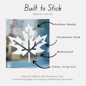 Puede incluir: Una pegatina blanca con forma de hoja de arce se muestra en una ventana. El texto "Built to Stick" y "Made for real life" están en la parte superior. El texto adicional indica que la pegatina está lista para exteriores, tiene una fijación permanente, es impermeable y tiene un corte limpio y nítido.