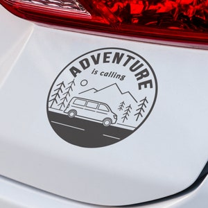 冒険が呼んでいる (バン) デカール | ビニール デカール | 車用デカール | 冒険が呼んでいるデカール | SUV デカール | ラップトップ デカール | カスタム ビニール カー デカール