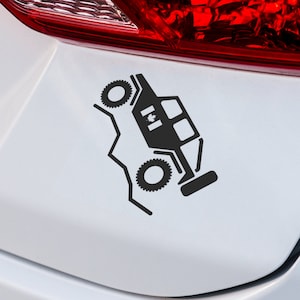 Op de afbeelding: Zwart-witte sticker van een Canadees terreinwagen die over een bergketen rijdt. Het voertuig heeft een Canadese vlag aan de zijkant.